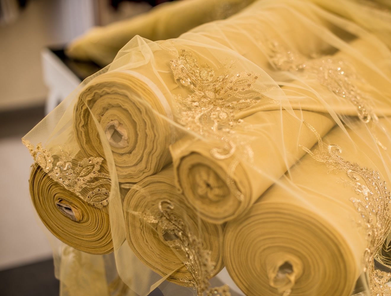 Rollos de tul dorado bordado
