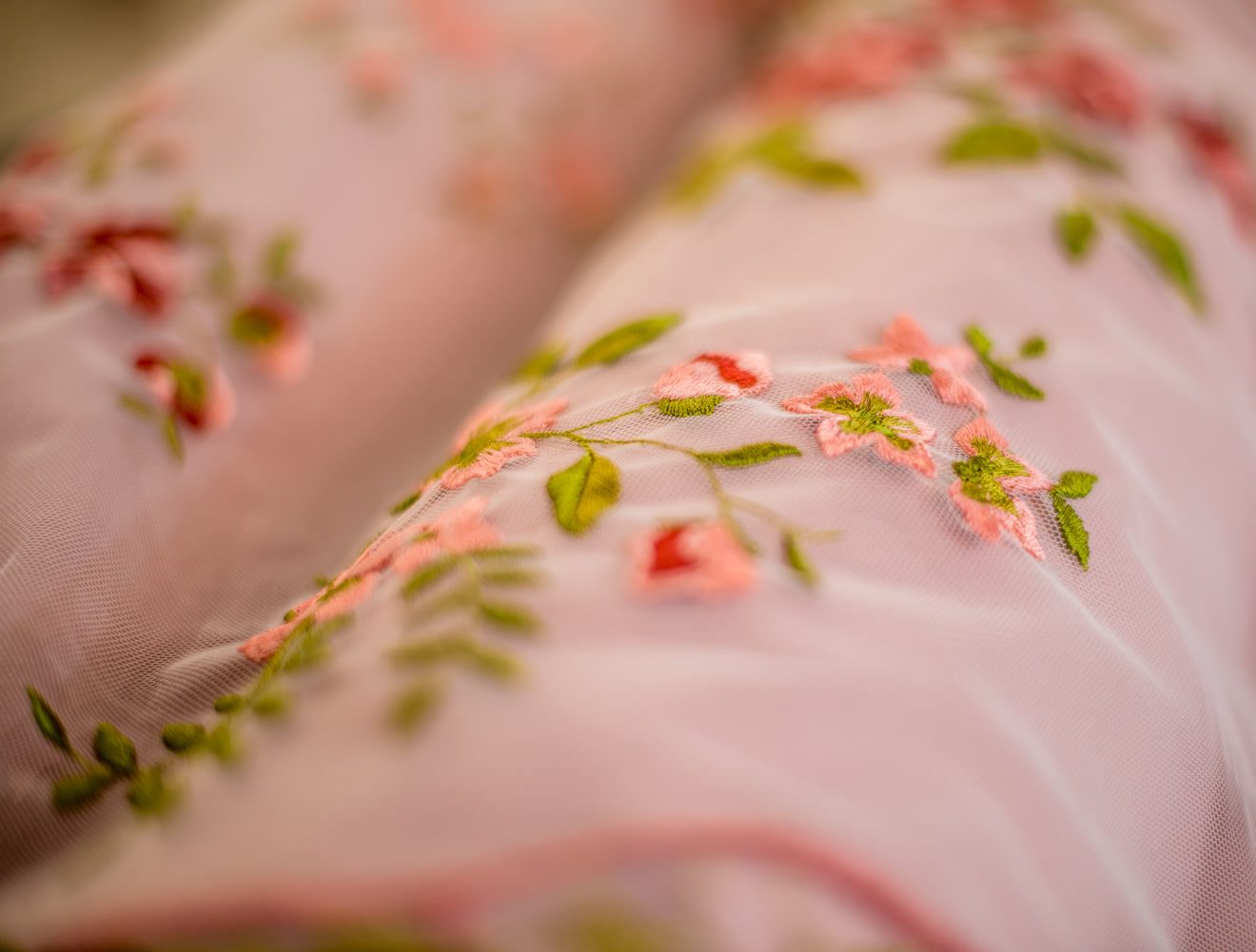 Tul rosa con flores y hojas bordadas